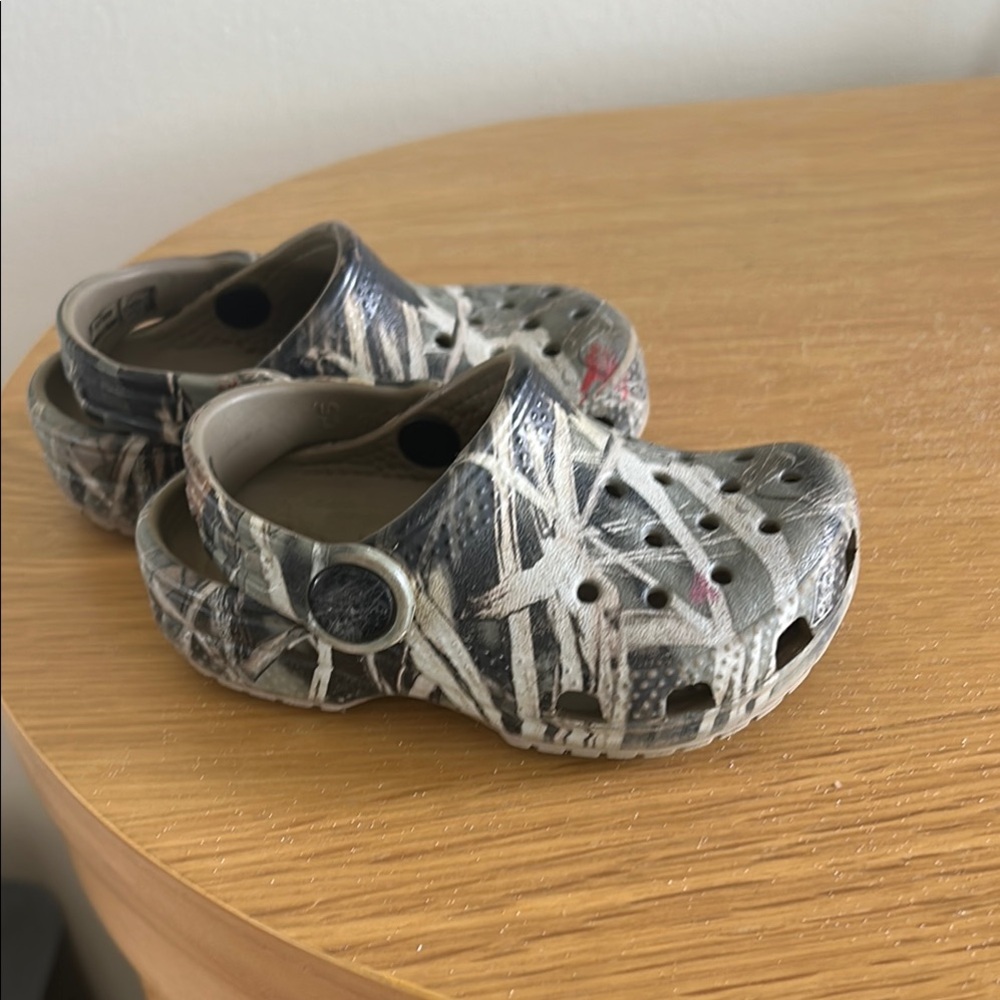 CROCS Kids Gray & Black Camouflage Print Clogs